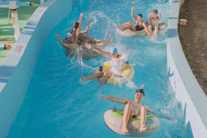 ▲六福水樂園宣告6月21日夏至當天開園，包含激流勇士、僅6度C的冰凍滑道等設施都將展開，官網線上商城購買六福水樂園門票，享599元優惠價。（圖／六福村提供）