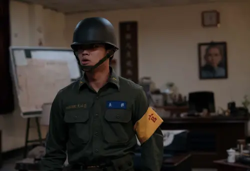 ▲童星長大後的潘親御，在《閩江船事件》飾演剛下部隊的菜鳥排長，就在外島碰上活屍危機。（圖／沉默老兵電影提供）