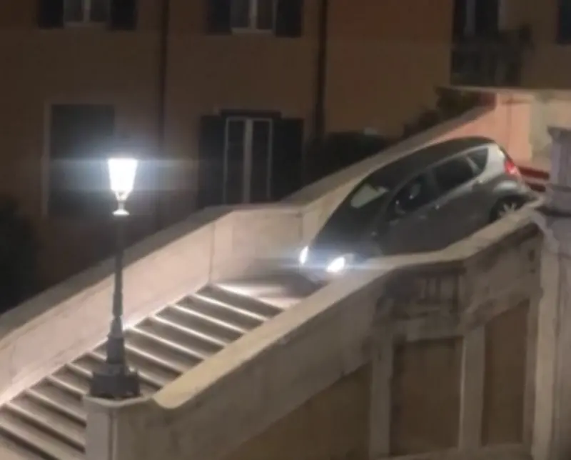 ▲羅馬知名的古蹟地標「西班牙階梯」（Spanish Steps），當地時間17日，發生8旬老翁開賓士輾過階梯、被保全和警察攔下盤查的鬧劇。（圖／截取自影片）