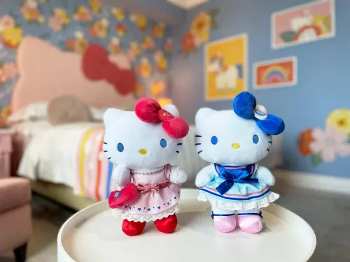▲高雄漢來與三麗鷗歷年合作、推出的Hello Kitty 款式玩偶,每一代都成為死忠鐵粉必收藏夢幻逸品。(圖/高雄漢來大飯店提供) ▲高雄漢來與三麗鷗歷年合作、推出的Hello Kitty 款式玩偶,每一代都成為死忠鐵粉必收藏夢幻逸品。(圖/高雄漢來大飯店提供)