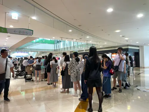 ▲高雄夢時代吉伊卡哇x三麗鷗排隊人潮。(圖/高雄美食走跳-刁嘴公主粉專提供) ▲高雄夢時代吉伊卡哇x三麗鷗排隊人潮。(圖/高雄美食走跳-刁嘴公主粉專提供)