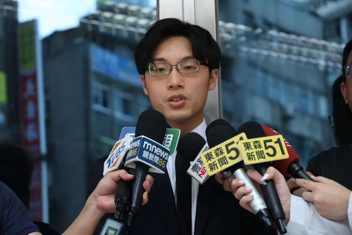 ▲重慶南路無照駕駛撞6車9人的78歲邱姓老董，遭中正一分局傳喚，但他本人沒來，請律師到場。（圖／記者陳明安攝）