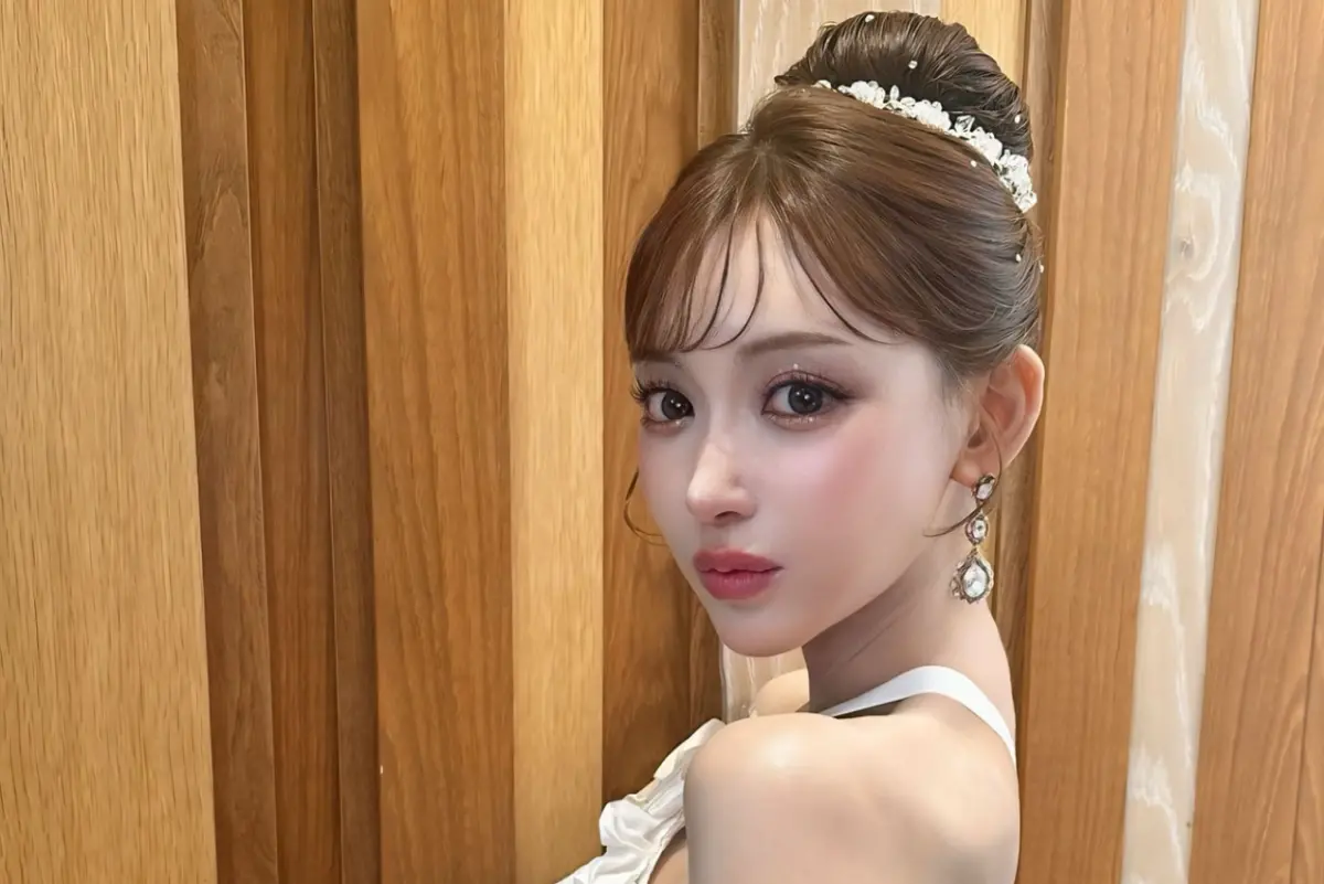 ▲明日花綺羅（如圖）和周鶴年疑有桃色交易，她13年前的舊照也被挖出，圓潤臉蛋和如今瓜子臉對比驚人。事實上，明日花綺羅過去就曾自爆自己整形上癮、全臉都動過刀。（圖／明日花綺羅IG）