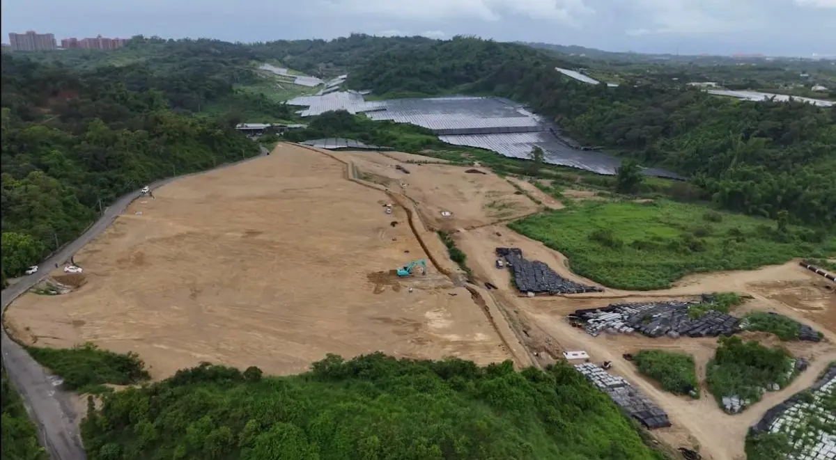 ▲國民黨立委柯志恩日前會勘高雄市和山里光電案場，當地山頭幾乎都被剷平。（圖／翻攝柯志恩臉書）