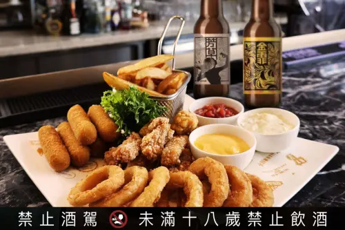 ▲「凍飲威士忌」可單點品飲，或選擇899元+10%的台風造酒派對炸物拼盤組。（圖／六福萬怡提供）