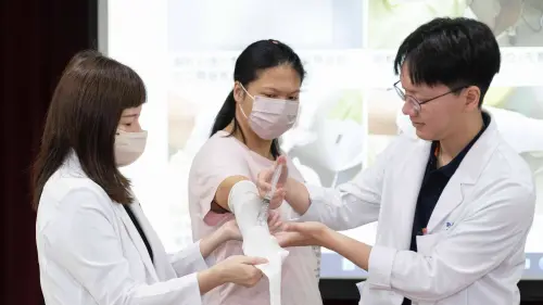 ▲高醫皮膚部示範漂白水「濕敷療法」，將稀釋過後的漂白水盡量平均撒在第一層敷料上，等待敷料乾掉後取下，並且提醒必須在醫師指導下正確執行，才有機會改善病程。（圖／高醫提供）