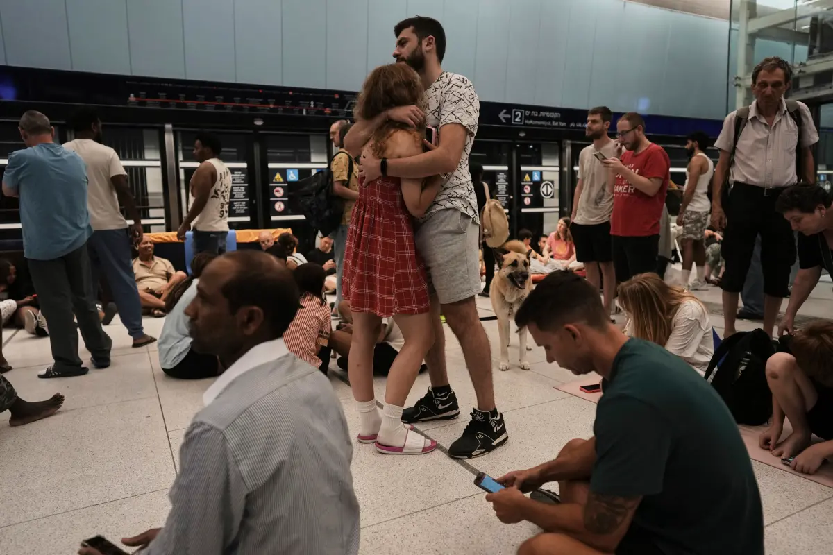 ▲伊朗飛彈襲擊以色列特拉維夫，特拉維夫附近輕軌地下車站湧入許多避難民眾在此躲避。（圖／美聯社／達志影像）