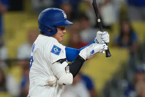 ▲第九局，教士後援投手Robert Suarez對道奇隊日籍球星大谷翔平投出明顯具爭議性的觸身球，導致雙方再起波瀾。賽後道奇隊總教練直言「對方是故意的」，同時強調己方不是故意的。（圖／美聯社／達志影像）