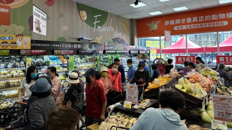 ▲家樂福超市潮州光春店以複合式服務打造全新超市體驗，讓超市不只是超市，更是大家的食堂、咖啡館與社區休憩好所在、好厝邊。（圖／家樂福提供）