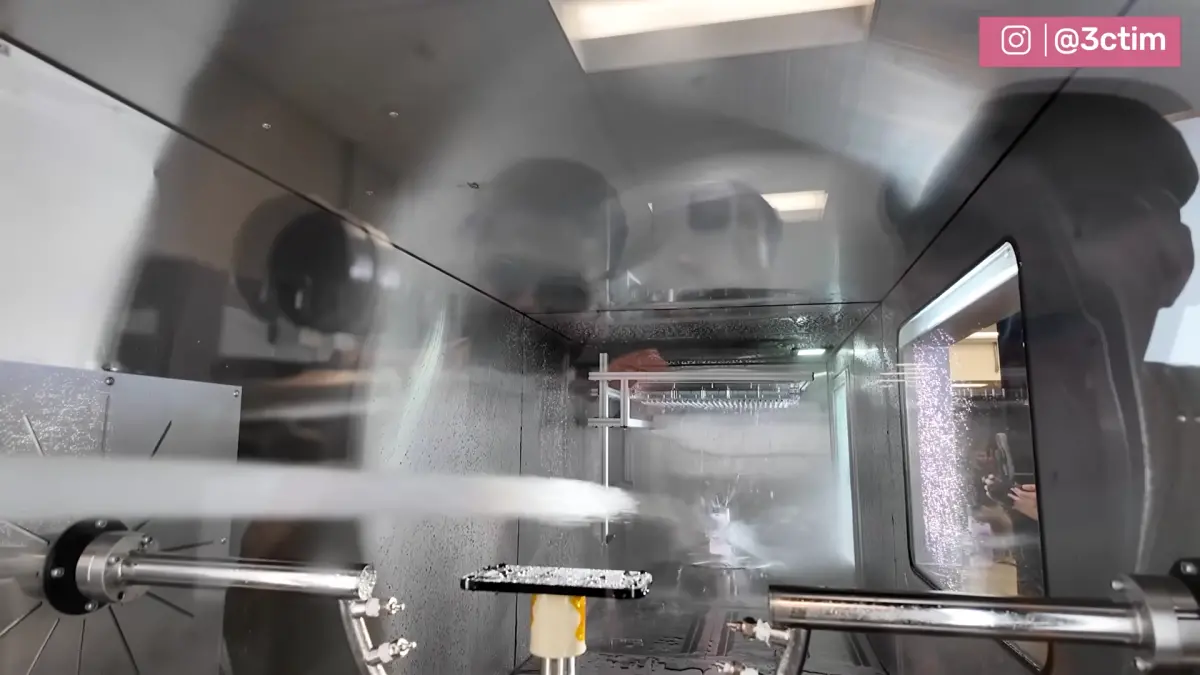 ▲蘋果總部Apple Park 實驗室曝光，iPhone開發期間會進行大量的暴力測試。（圖／翻攝3cTim哥生活日常）