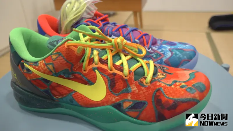 ▲NIKE籃球鞋KOBE 8再推復刻款式，吸睛配色深受鞋頭喜愛。（圖／吳忠育 攝）