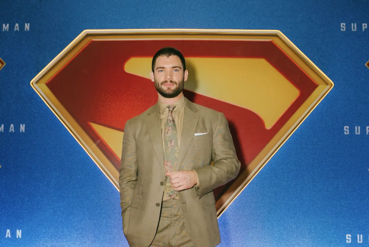 ▲最新《超人》銀幕化身大衛科倫斯韋（如圖），被導演詹姆斯岡恩揭露私下真面目，原來是個打宅男，還會在家聽一堆6、70年前的老歌。（圖／華納兄弟提供）