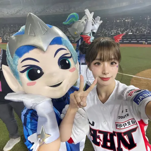 ▲趙多彬（右）初次來台參加富邦悍將《G!POP流行音樂節》主題日，被封為下一位「韓流啦啦隊代表」。（圖／翻攝自趙多彬IG）