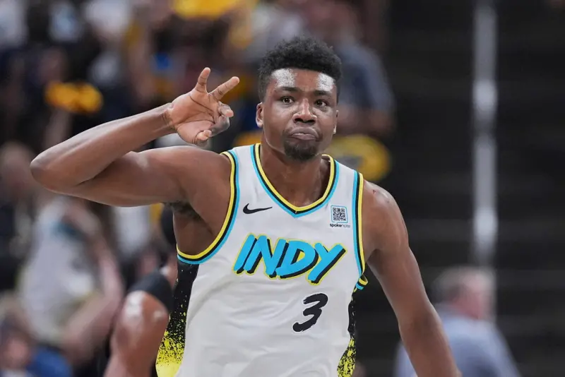 ▲華盛頓巫師預計將繼續採取耐心重建的策略，將評估年輕核心的成長視為長期計畫，至少會觀察至2027-28賽季結束。這支長年陷入低谷的球隊，雖然近年戰績平平，卻意外地在冠軍隊名單上屢見其人——從2017年開始，連續八年都有前巫師球員奪冠。（圖／美聯社／達志影像）