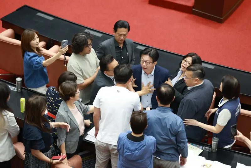 ▲民進黨立委郭國文與民眾黨立委黃國昌，2人在議會中槓上，互罵對方「白癡」。（圖／翻攝自郭昱晴臉書）