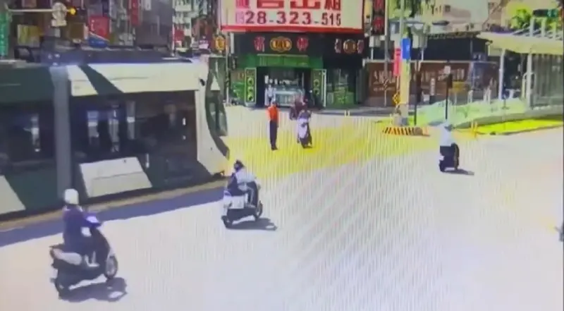 ▲高市1名林姓男子今天上午9時左右騎機車，停留在輕軌不肯離去，警方除依公共危險罪嫌送辦，另針對交通違規部分最高可處4萬3200元。(圖／記者郭凱杰翻攝)