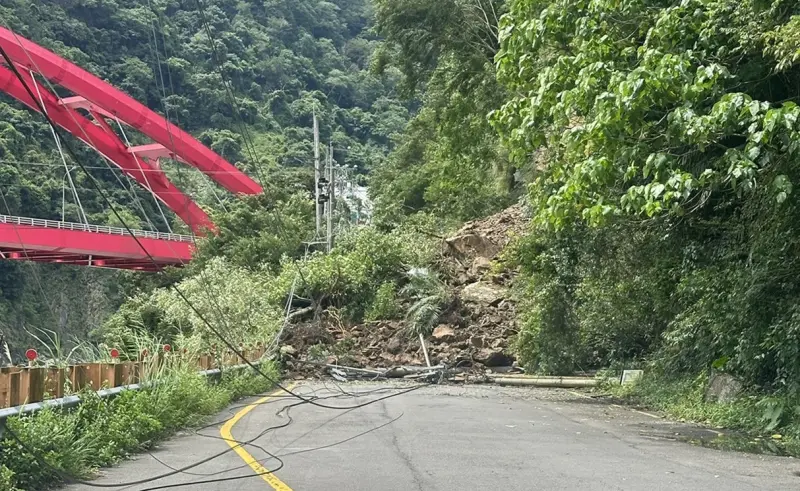 ▲八仙山國家森林遊樂區林道入口邊坡處落石坍方土石崩塌，雙邊皆無法通行。（圖／林業署台中分署提供，2025.06.20）
