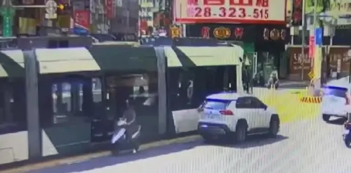 ▲林男騎乘普重機車於行進中違規左轉並在車道內來回行駛，後又將車輛違規停於輕軌共用區，影響輕軌通行甚鉅。(圖／記者郭凱杰翻攝)