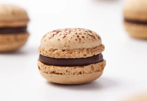 ▲台南遠東香格里拉飯店十樓遠東Cafe自助餐廳推出「法式精品甜點饗宴」，各式精品甜點包含將馬卡龍，以黑巧與榛果醬製成滑順甘納許。（圖／台南遠東提供）