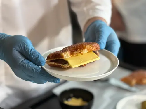 ▲台北晶華酒店邀請韓國人氣甜點品牌 Les Amis Honnetes，即日起推出「Regent x Les Amis Honnetes」甜點快閃活動，帶來多口味的「可頌鯛魚燒」。（圖／記者葉盛耀攝）