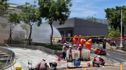 ▲此次演習主要以跨局處聯合搶救演為主練,模擬日月光K24主建物及氮氫混合站遭遇強震引發化災事故。(圖/高市府消防局提供) ▲此次演習主要以跨局處聯合搶救演為主練,模擬日月光K24主建物及氮氫混合站遭遇強震引發化災事故。(圖/高市府消防局提供)