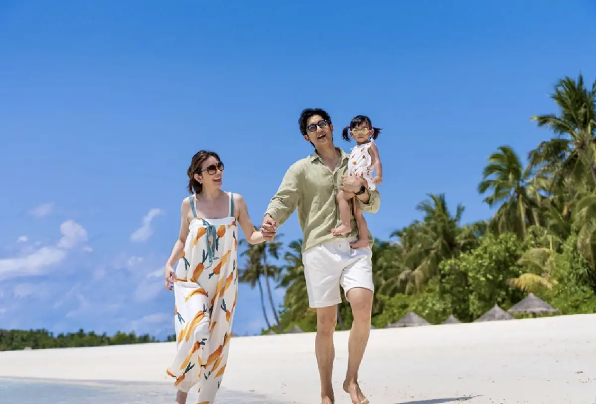 ▲許維恩（左起）、王家梁帶女兒「忒忒」到馬爾地夫度假，當地不但是王家梁向許維恩求婚成功的地方，忒忒也是在此孕育，對他們一家意義重大。（維恩原創提供）