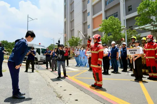 ▲陳其邁也嘉勉園區同仁及市府團隊,在演習過程能迅速採取應變措施,透過公私合力將災害減到最低。(圖/高市府消防局提供) ▲陳其邁也嘉勉園區同仁及市府團隊,在演習過程能迅速採取應變措施,透過公私合力將災害減到最低。(圖/高市府消防局提供)