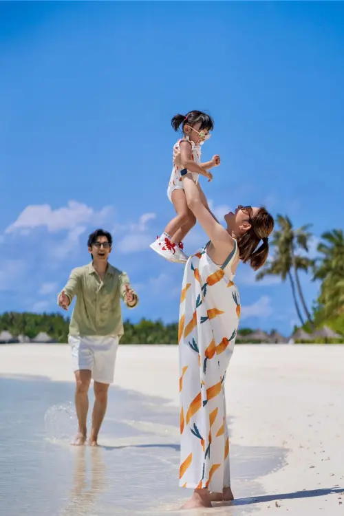 ▲許維恩（右起）和女兒忒忒、老公王家梁在馬爾地夫度過愉快的親子假期。（維恩原創提供）