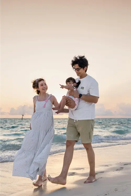▲許維恩（左起）和女兒忒忒、老公王家梁在夕陽西下的時刻，也還在海邊悠閒漫步。（維恩原創提供）