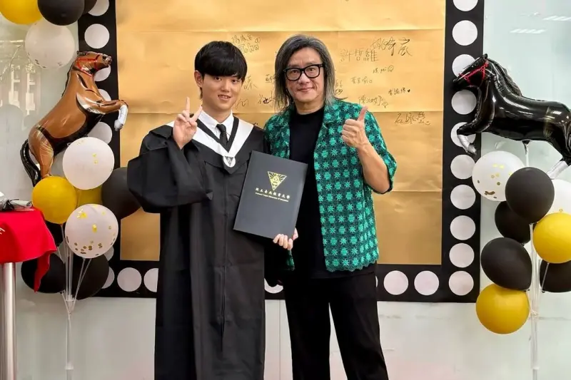 ▲施文彬（右）突然在今（20）日於IG宣布好消息，透露大兒子佑佑（左）以第二名錄取國小老師，差一名就榜首。（圖／施文彬IG）