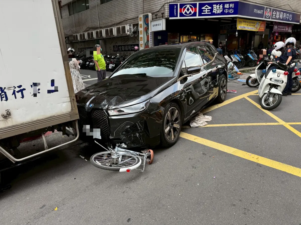 ▲一輛BMW電動車行經北市大同區南京西路167巷口時，因不明原因突然暴衝，開上人行道，撞傷一名婦人。（圖／警方提供）