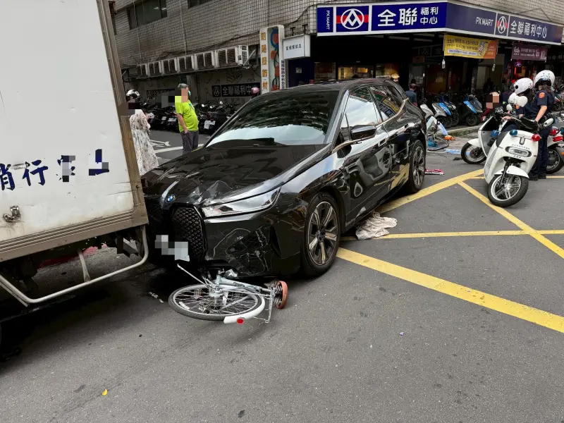 ▲一輛BMW電動車行經北市大同區南京西路167巷口時，因不明原因突然暴衝，開上人行道，撞傷一名婦人。（圖／警方提供）