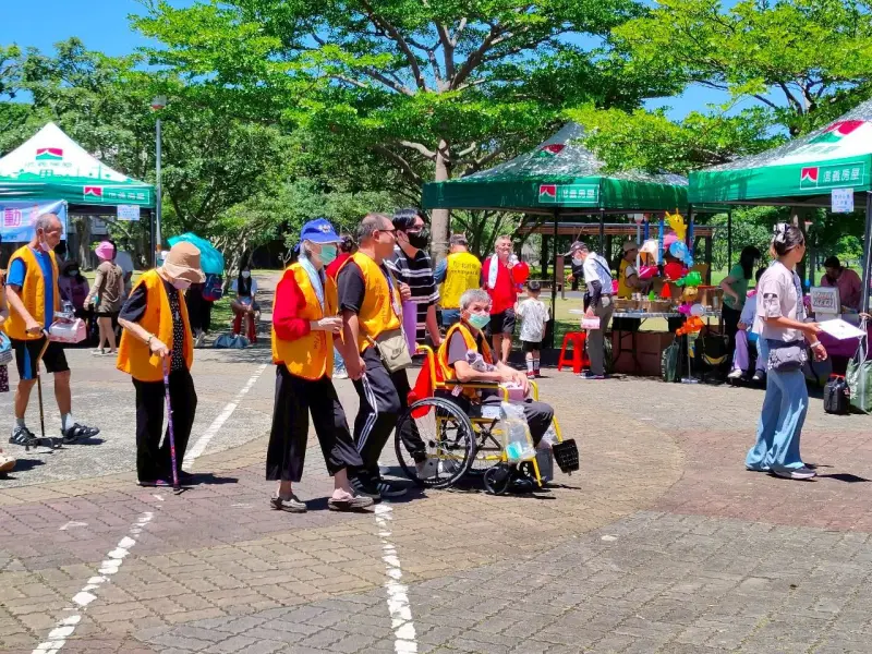 ▲行動不便的長者難得可以外出走走，跳脫僅有回診跟回家的日常。（圖／信義房屋提供）