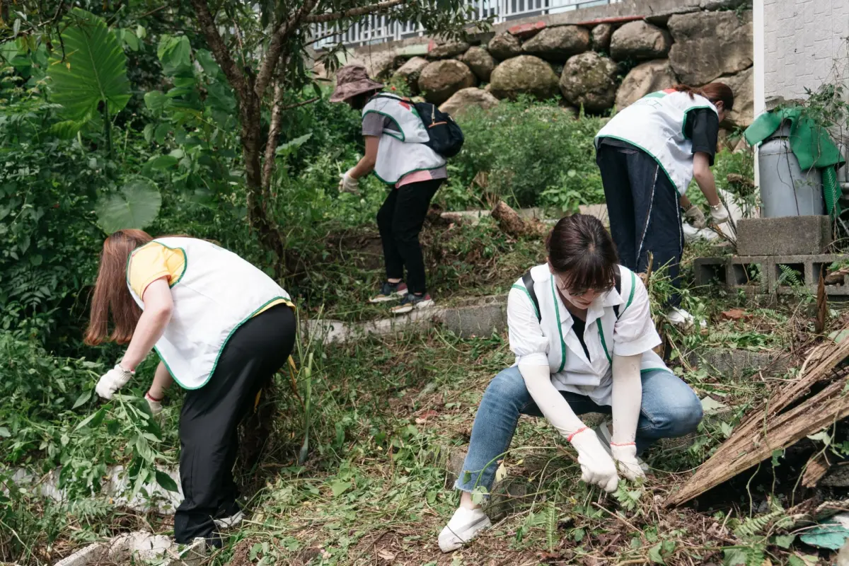 ▲信義志工表示，雖然只是做一些簡單的小事，但想著這些空間未來會被孩子和長輩使用，「心裡就會很有感」。（圖／信義房屋提供）
