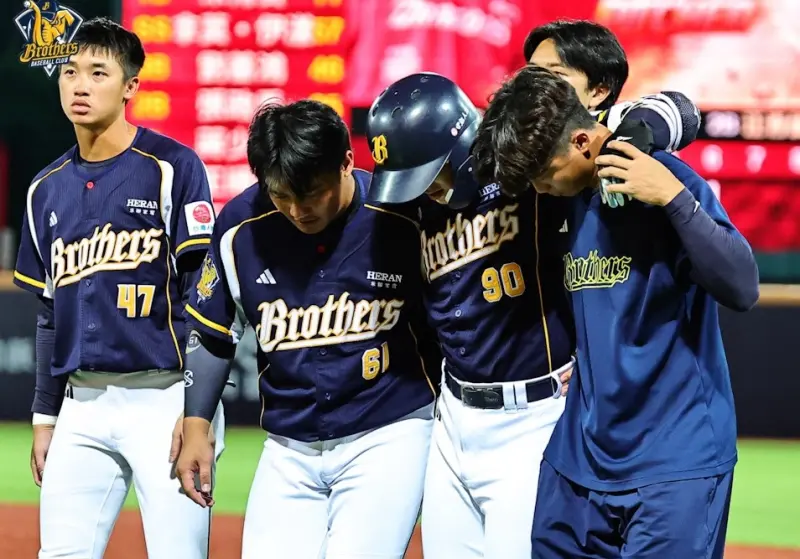 ▲江坤宇跑壘意外扭傷，在隊友、防護員攙扶下退場。（圖／中信兄弟提供）