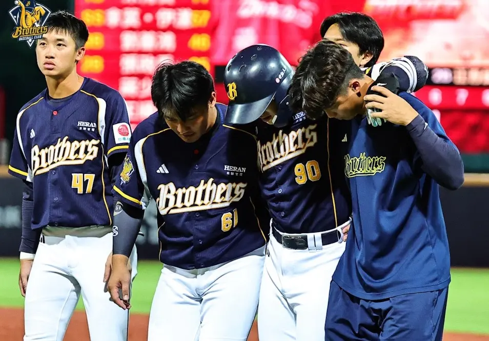 ▲江坤宇跑壘意外扭傷，在隊友、防護員攙扶下退場。（圖／中信兄弟提供）