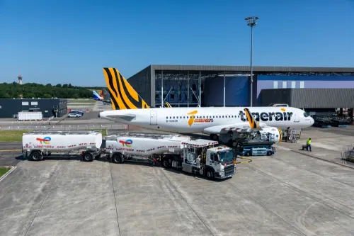 ▲今日抵台的B-50028航機於法國土魯斯原廠飛渡過程中添加5%的永續航空燃油，與傳統燃油相比永續航空燃油可減少約80%之碳排放。（圖／虎航提供）