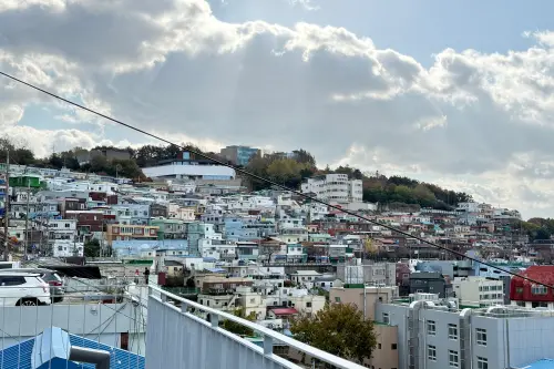 ▲雄獅旅遊觀察，2025年暑期的東北亞線、東南亞線的機位供給充足，且日本、韓國團費相較去年下降2成。且統計暑期最受歡迎的團體旅遊目的地排名，第一名為釜山。（圖／記者葉盛耀攝）