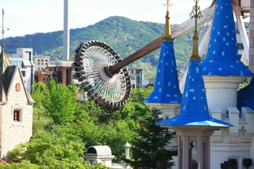 ▲雄獅旅遊規劃首爾4日免萬元，暢遊超人氣的主題樂園「樂天世界」。(圖／韓國觀光公社)