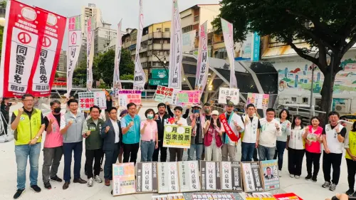 ▲台中市罷團與民進黨團在下班時間站路口宣傳三階罷免活動。（圖／台中罷聯提供，2025.06.20）