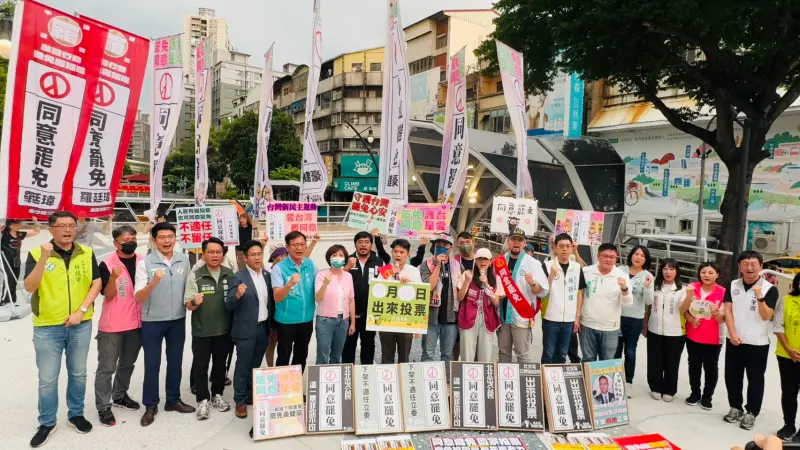 ▲台中市罷團與民進黨團在下班時間站路口宣傳三階罷免活動。（圖／台中罷聯提供，2025.06.20）
