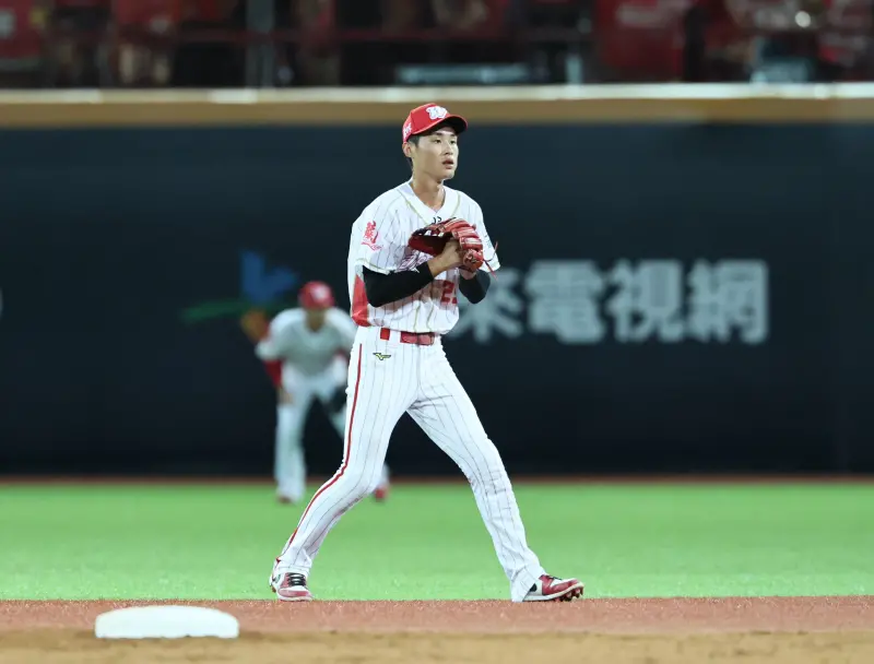 ▲味全龍張政禹昨日以先發二壘手出賽，他期待聯盟能夠成立「工具人金手套獎」。（圖／味全龍提供）