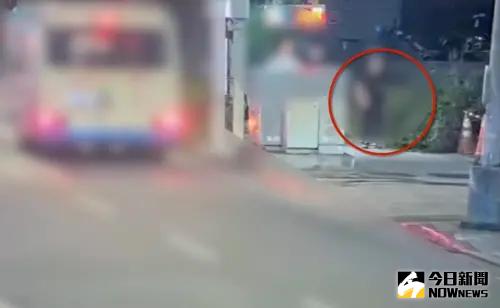 ▲ 政治評論員李正皓19日遭人噴辣椒水，嫌犯逃逸畫面曝光。（圖／翻攝畫面）