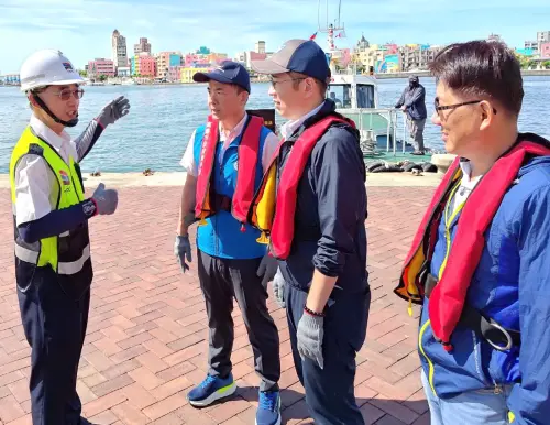 ▲台灣港務公司高雄港務分公司處長陳文鵬(左1),向高雄市政府海洋局局長石慶豐(左2)、高雄市政府市長室專門委員楊孟凡(左3)等人,說明港區海域防治污染的情形。(圖/高雄市政府海洋局提供) ▲台灣港務公司高雄港務分公司處長陳文鵬(左1),向高雄市政府海洋局局長石慶豐(左2)、高雄市政府市長室專門委員楊孟凡(左3)等人,說明港區海域防治污染的情形。(圖/高雄市政府海洋局提供)