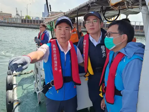 ▲高雄市政府海洋局局長石慶豐(左1)、市長室專門委員楊孟凡(左2)等人,進行高雄港海域稽查作業。(圖/高雄市政府海洋局提供) ▲高雄市政府海洋局局長石慶豐(左1)、市長室專門委員楊孟凡(左2)等人,進行高雄港海域稽查作業。(圖/高雄市政府海洋局提供)