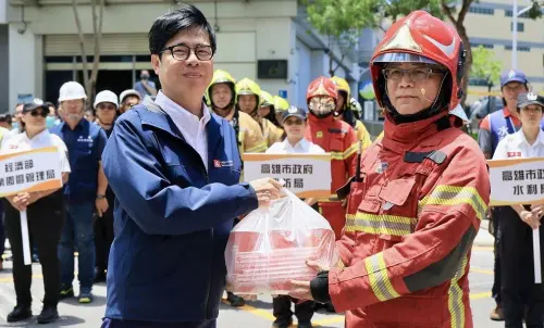 ▲高雄市長陳其邁視導楠梓科技產業園區跨局處搶救演習,並致送物資給參與演習的單位及人員。(圖/高雄市政府提供) ▲高雄市長陳其邁視導楠梓科技產業園區跨局處搶救演習,並致送物資給參與演習的單位及人員。(圖/高雄市政府提供)