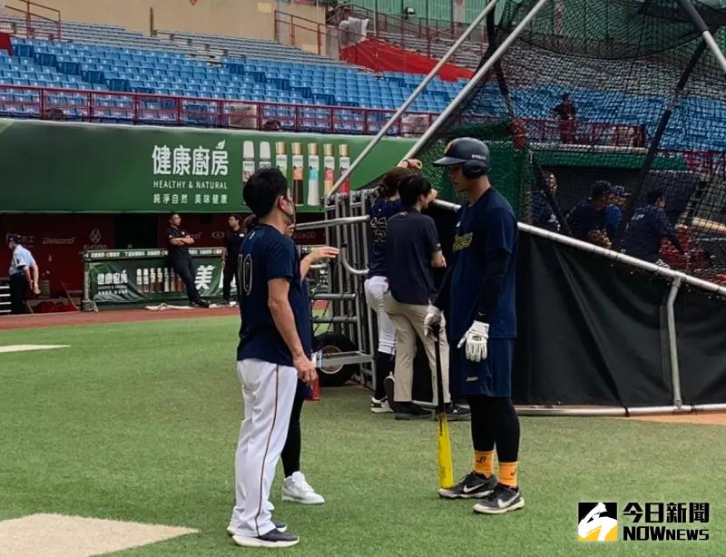 ▲中信兄弟黃韋盛（右）賽前4度接受平野惠一（左）指導，首打席就敲出安打。（圖／記者陳柏翰攝）
