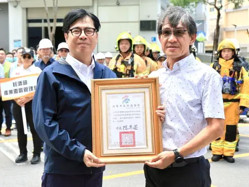 ▲高雄市長陳其邁視導楠梓科技產業園區跨局處搶救演習,並致送感謝狀給參與演習的單位。(圖/高雄市政府提供) ▲高雄市長陳其邁視導楠梓科技產業園區跨局處搶救演習,並致送感謝狀給參與演習的單位。(圖/高雄市政府提供)