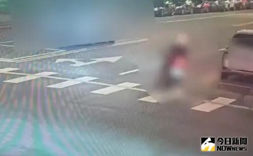 政治評論員李正皓20號遭人噴灑辣椒水,嫌犯騎機車逃逸畫面曝光。 ▲ 政治評論員李正皓20號遭人噴灑辣椒水,嫌犯騎機車逃逸畫面曝光。(圖/翻攝畫面)
