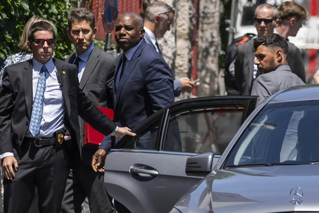 ▲包括法國、德國、英國等歐洲多國外交官員即將在當地時間20日於瑞士日內瓦與伊朗代表團會晤，根據《路透社》披露，伊朗官員稱已經準備好討論限制濃縮鈾的相關事宜。圖為英國外交大臣拉米（David Lammy）抵達日內瓦。（圖／美聯社／達志影像）